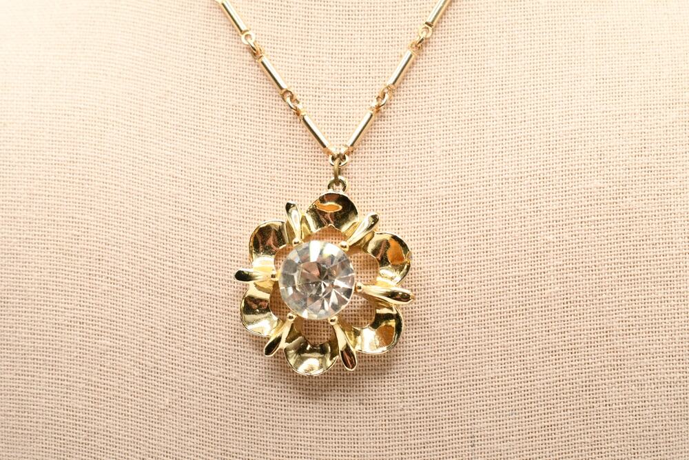 Vintage Crystal Flower Pendant Necklace Gold Tone Bar Link Chain Choker